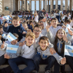 Promesa de Lealtad a la Bandera: Rosario recibirá a más de 25 mil chicos de todo el país Promesa de Lealtad a la Bandera: chicos con banderitas argentinas en el Monumento de Rosario