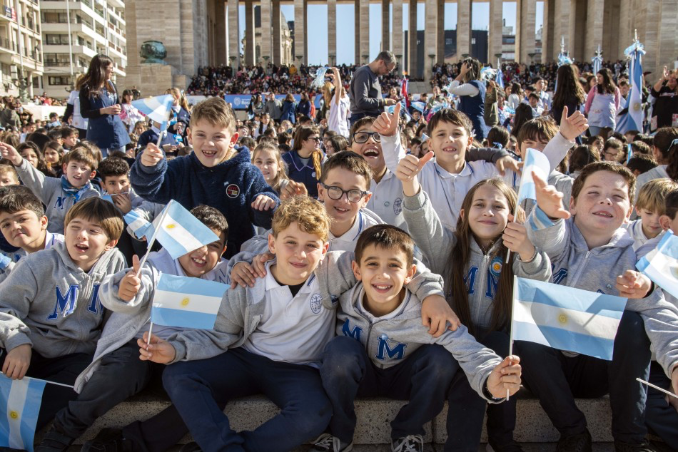 Promesa de Lealtad a la Bandera: chicos con banderitas argentinas en el Monumento de Rosario