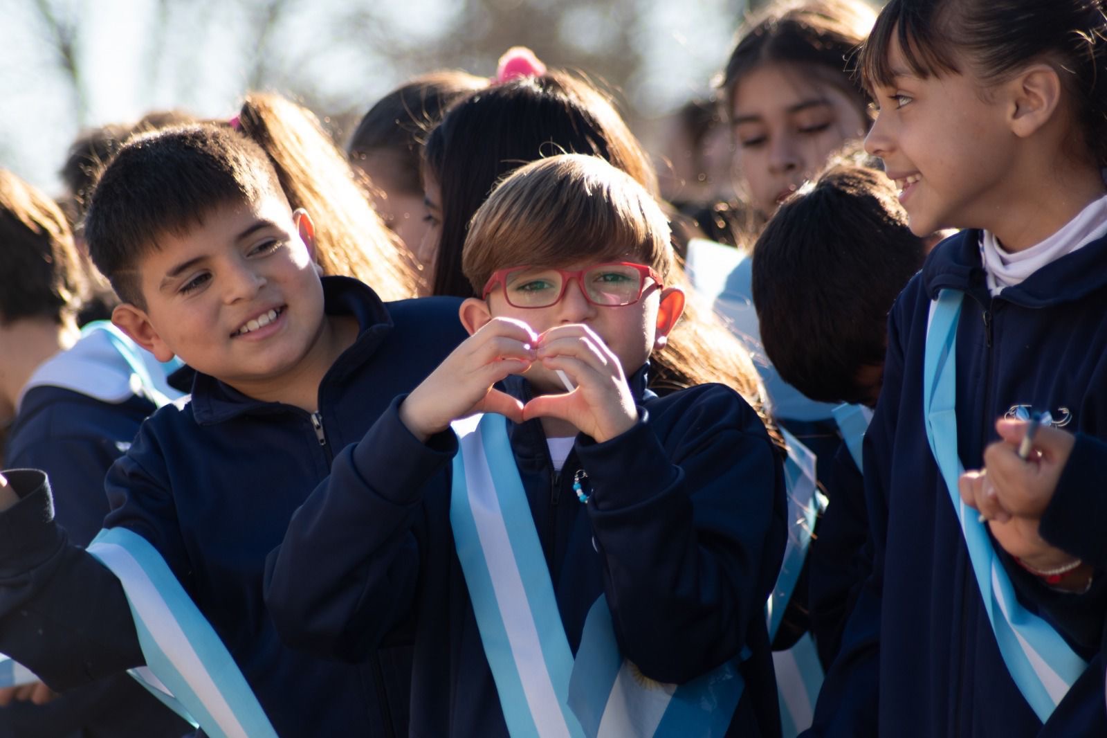 Alumnos de 4° grado en la Promesa de Lealtad a la Bandera en Roldán
