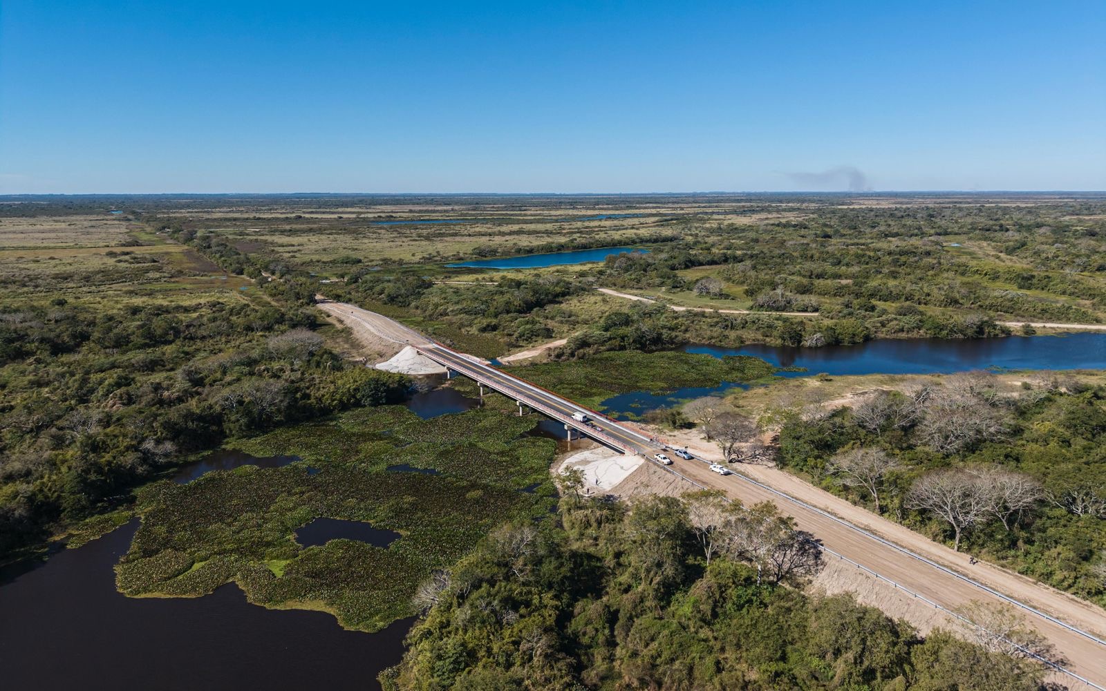 Vista aérea del nuevo puente sobre el arroyo El Pindó en la ruta provincial 32 del norte santafesino
