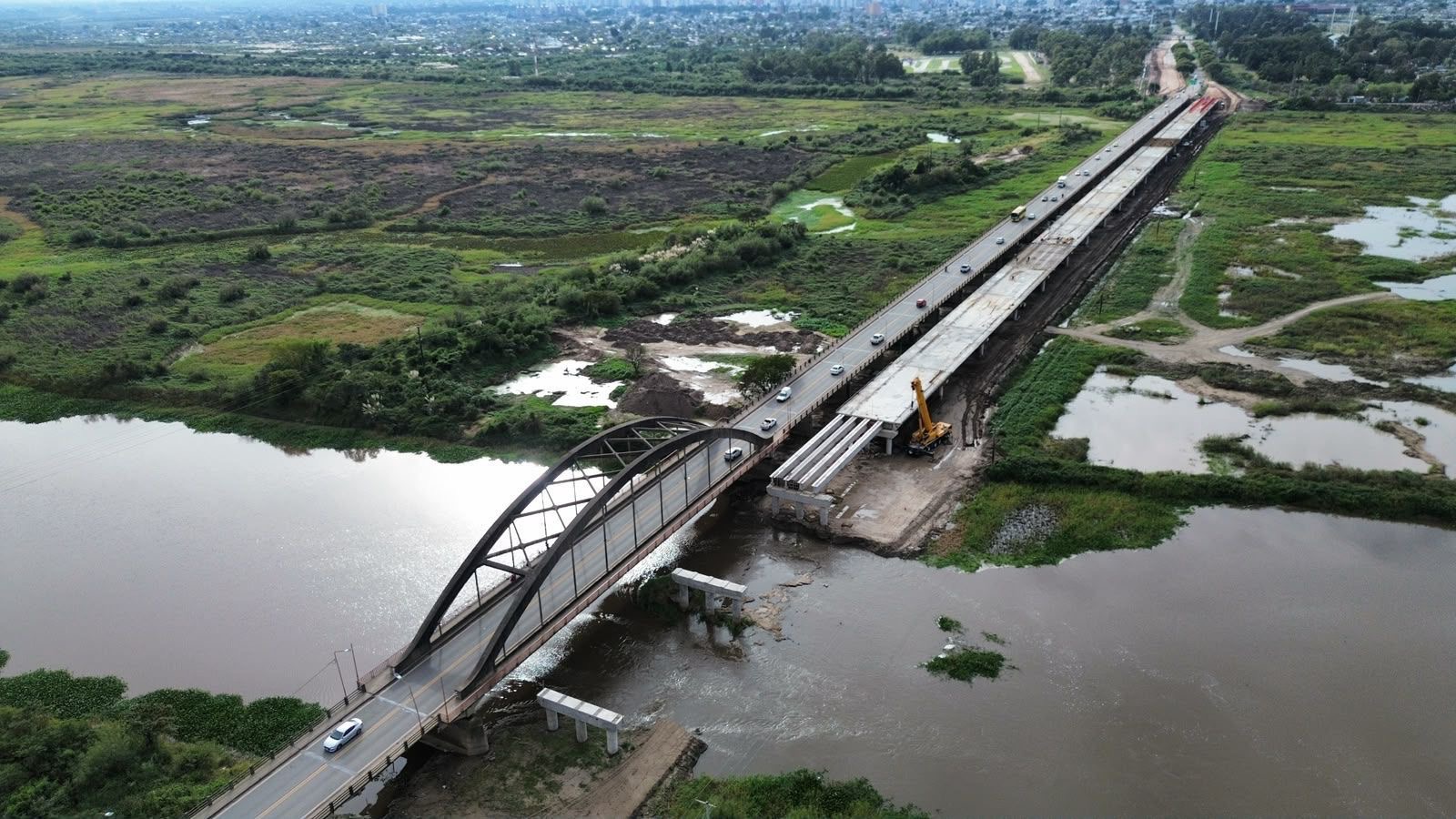 Nuevo Puente Carretero sobre el río Salado, con el viaducto en ejecución