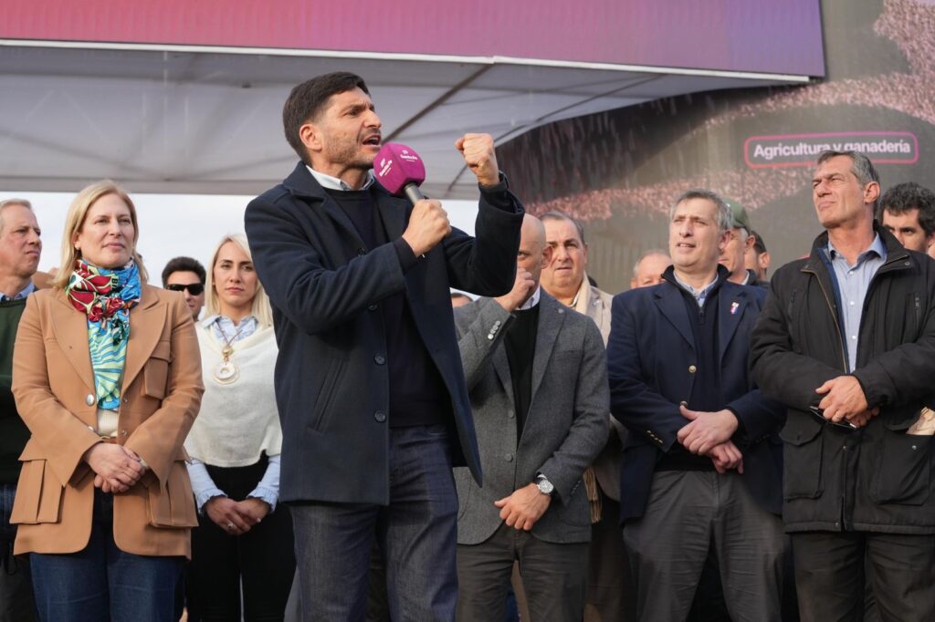 Pullaro en Agroactiva 2026 inaugurando el stand de Santa Fe en Armstrong
