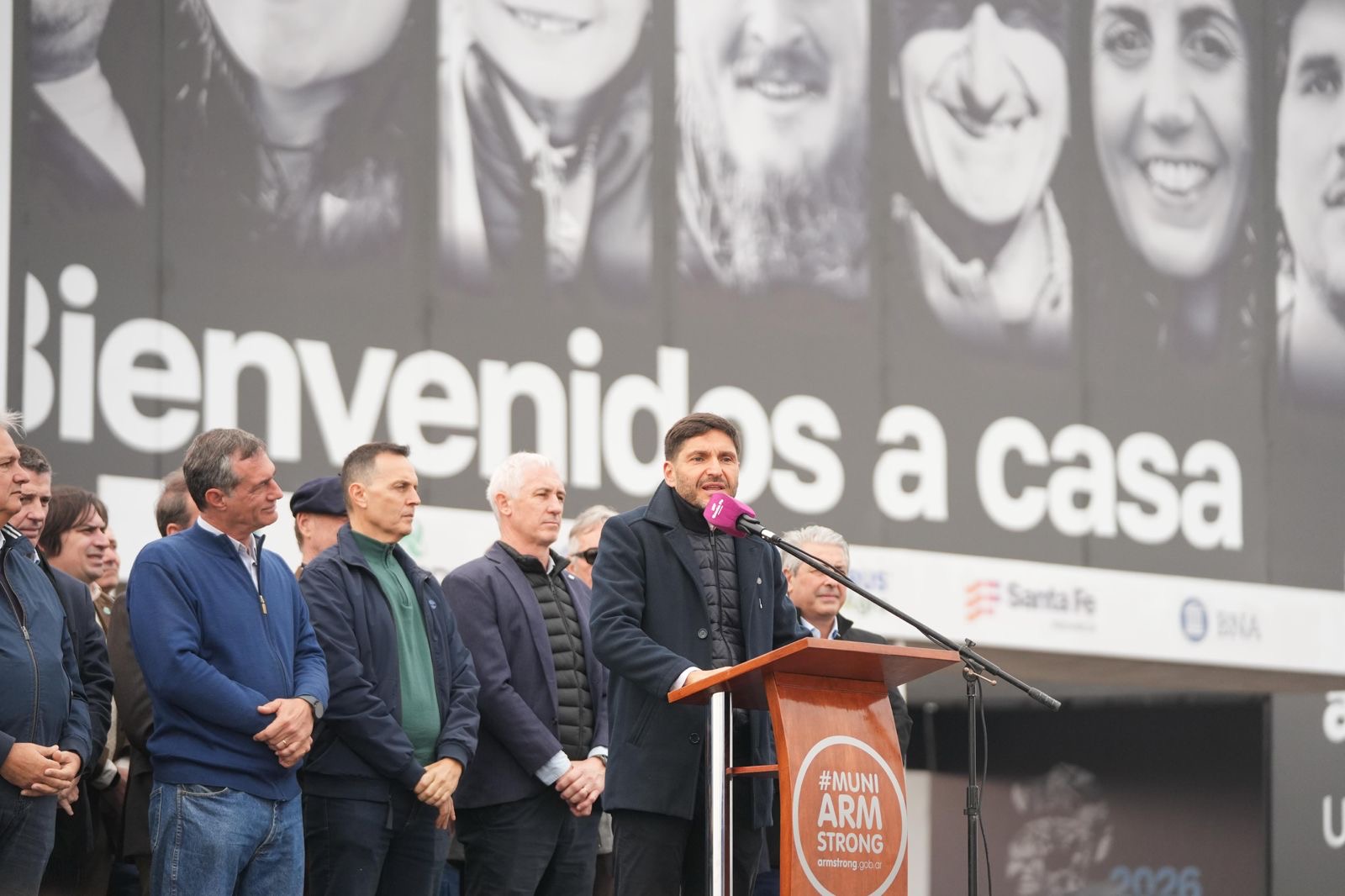 Pullaro Agroactiva atril Bienvenidos a casa Armstrong