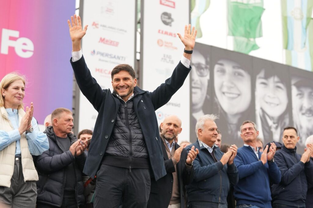 Pullaro Agroactiva discurso brazos arriba escenario
