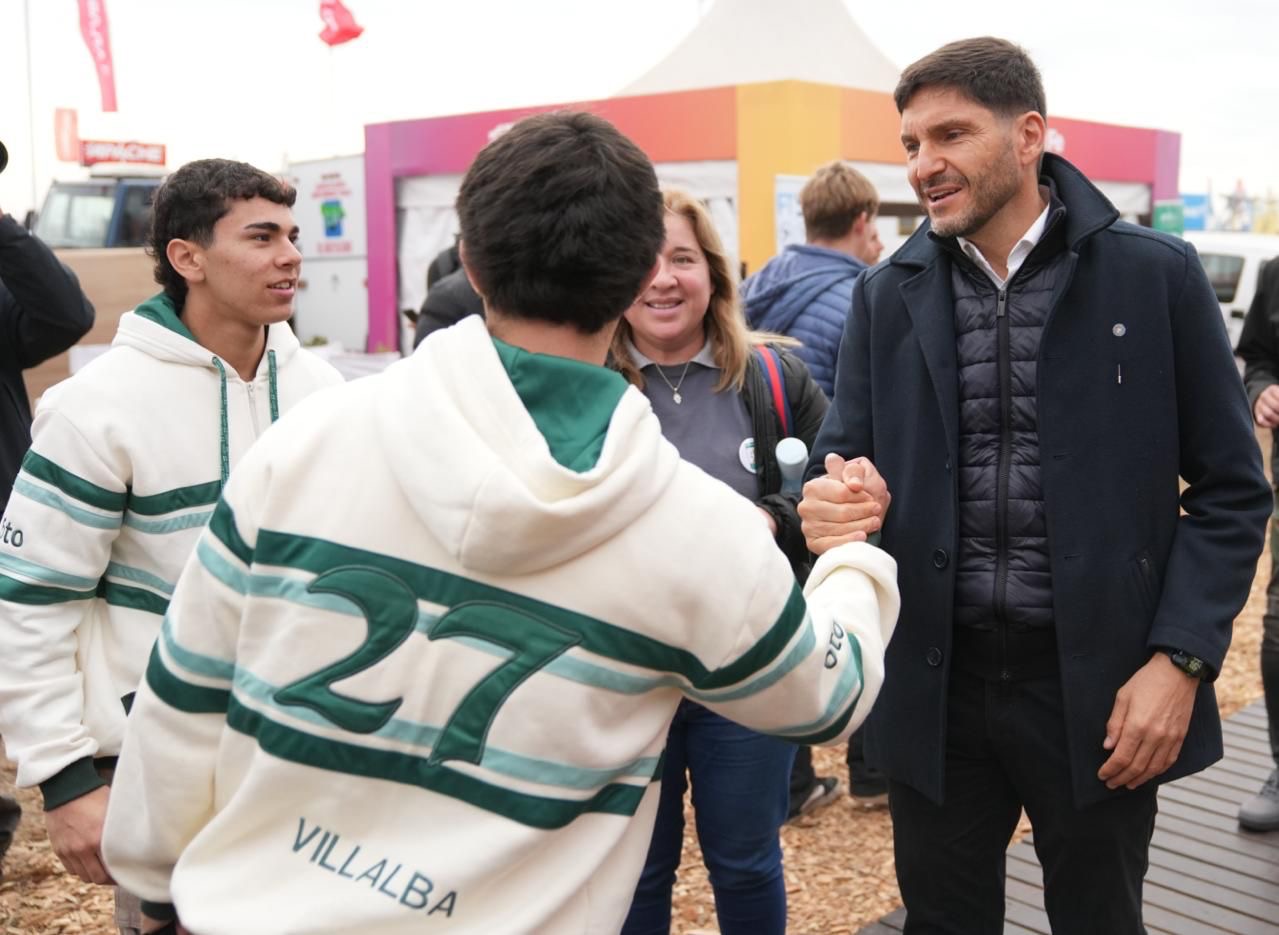 Pullaro Agroactiva saludo jovenes stand