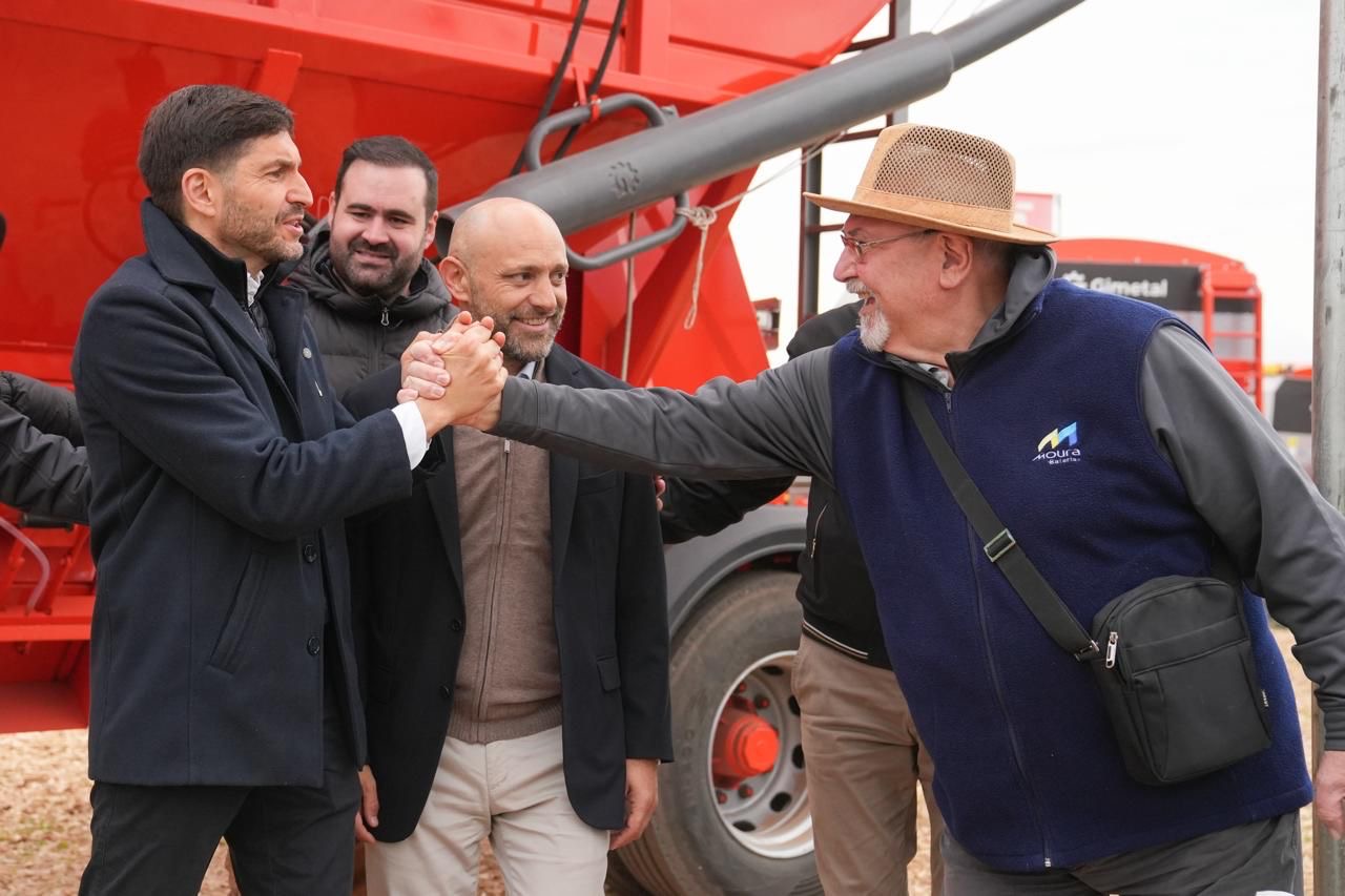 Pullaro Agroactiva saludo productor stand Gimetal