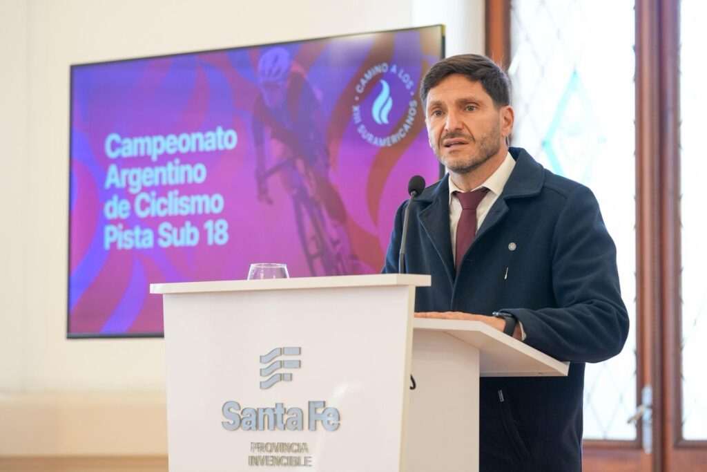 El gobernador Maximiliano Pullaro en la presentación del ciclismo de pista para los Juegos Suramericanos Santa Fe 2026