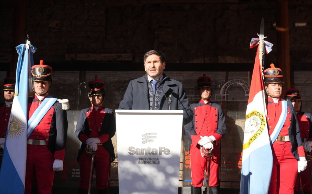 Pullaro Día del Brigadier en el atril del acto central con granaderos y la bandera de Santa Fe Provincia Invencible
