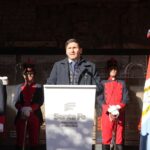 Pullaro Día del Brigadier en el atril del acto central con granaderos y la bandera de Santa Fe Provincia Invencible