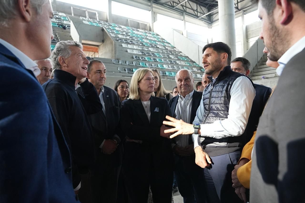 El gobernador Pullaro explica detalles de la obra del Estadio Multipropósito Santa Fe junto a Macri y funcionarios