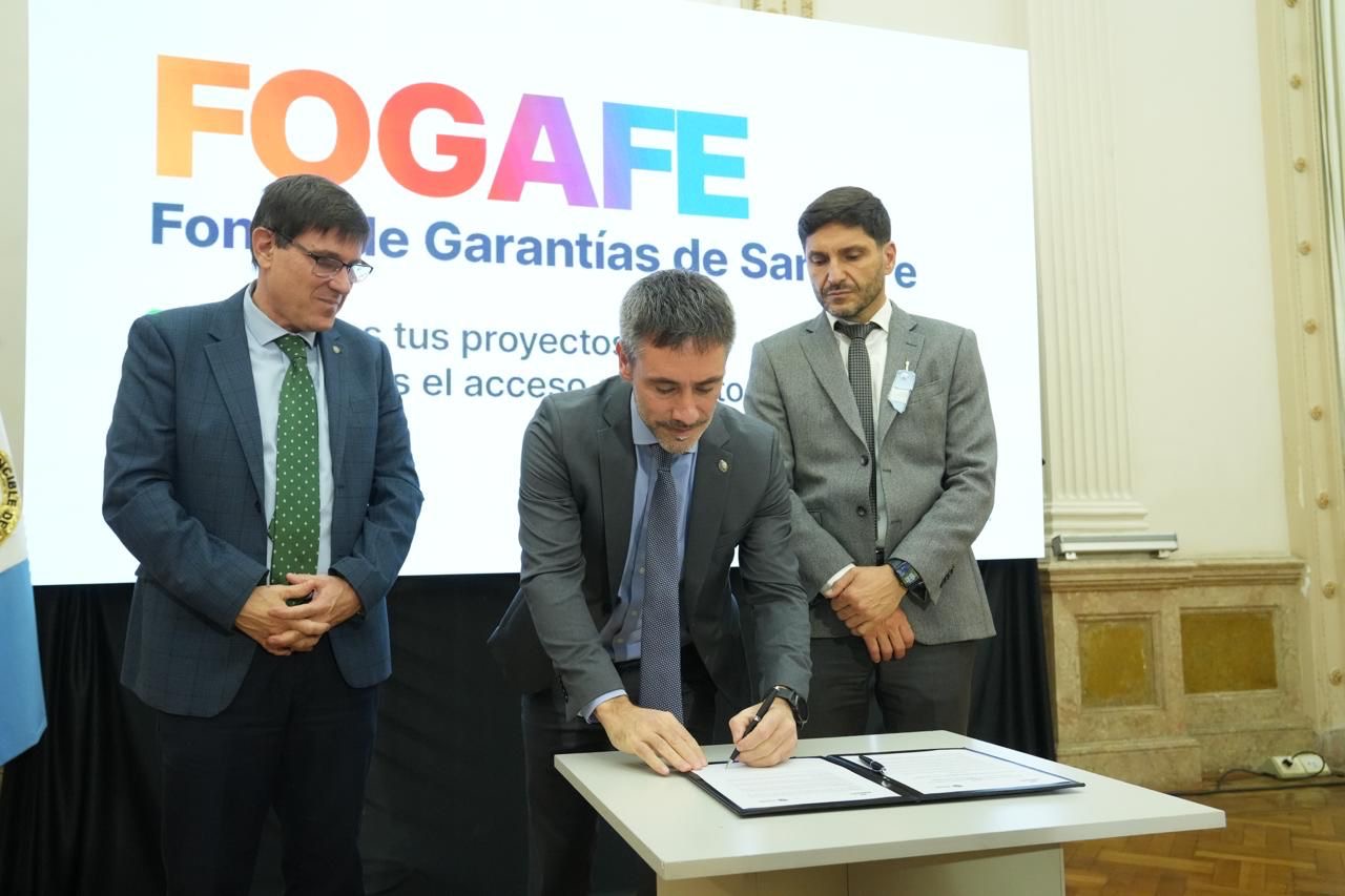 Firma del convenio Fopet de educación técnica durante la presentación del Fogafe junto a Pullaro