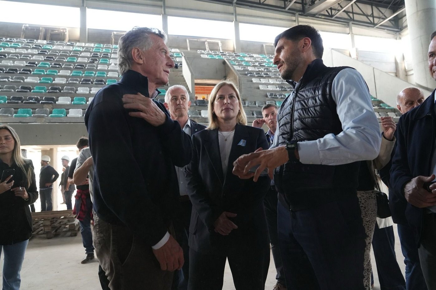 Pullaro, Macri y Scaglia dialogan dentro del Estadio Multipropósito Santa Fe en obras