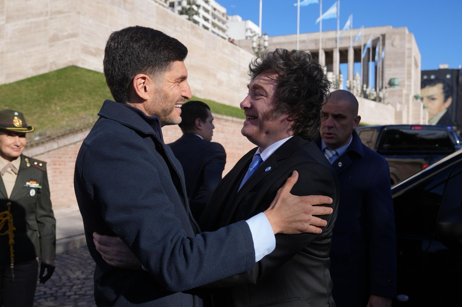 Pullaro y Milei se abrazan en el acto por el Día de la Bandera