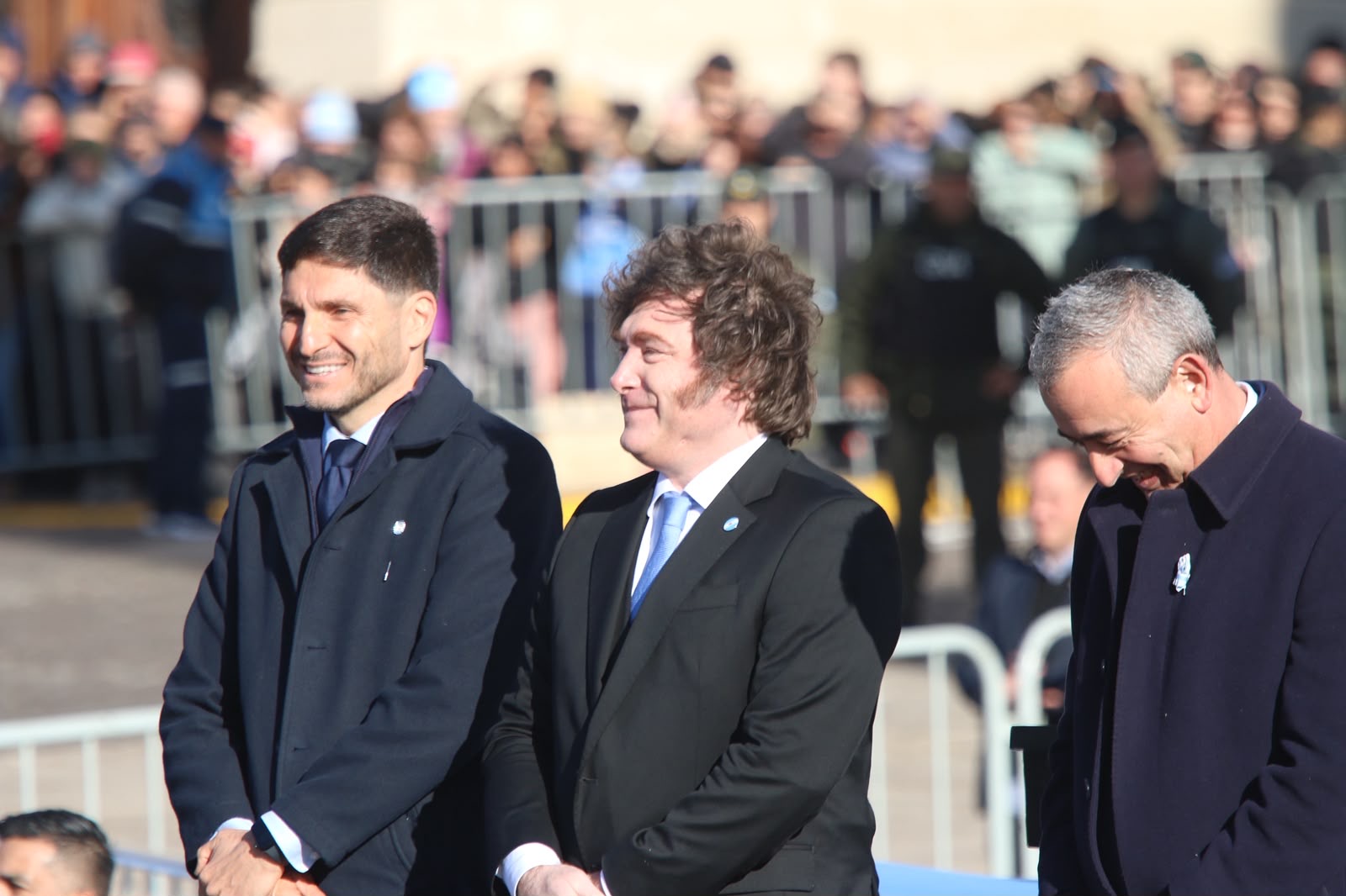 Pullaro, Milei y un funcionario en el acto por el Día de la Bandera con el público detrás