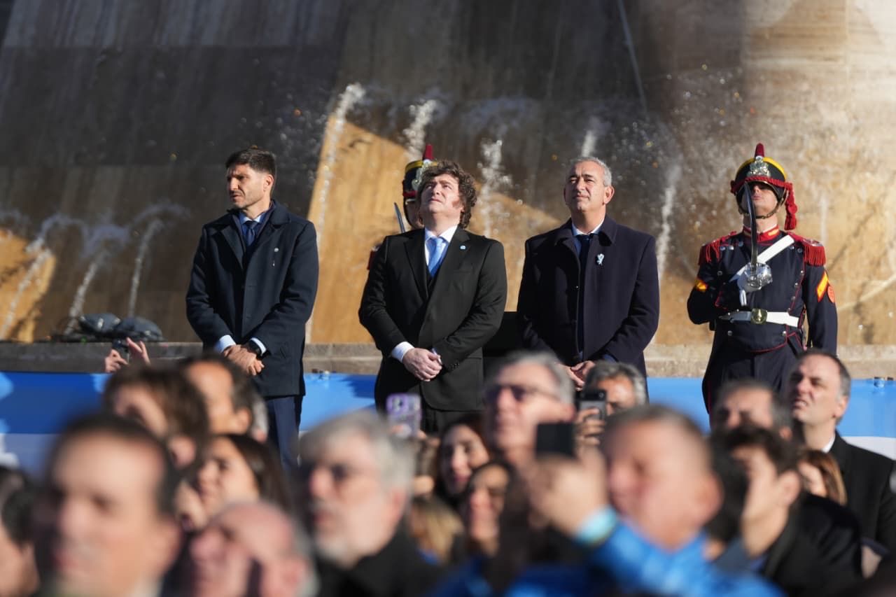 Pullaro, Milei y Javkin en el palco del acto por el Día de la Bandera