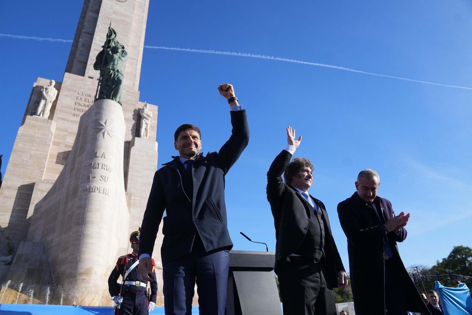 Pullaro y Milei saludan frente al Monumento Nacional a la Bandera