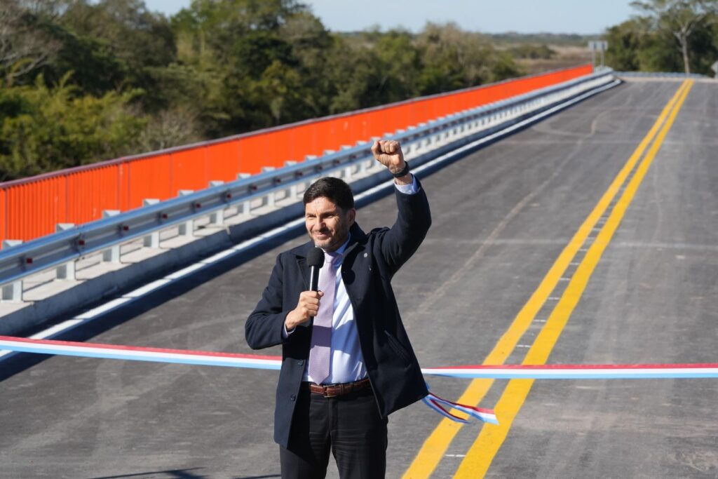 Gobernador Pullaro con el puño en alto sobre el nuevo puente del arroyo El Pindó en la ruta 32