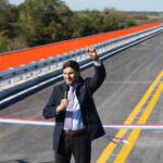 Gobernador Pullaro con el puño en alto sobre el nuevo puente del arroyo El Pindó en la ruta 32