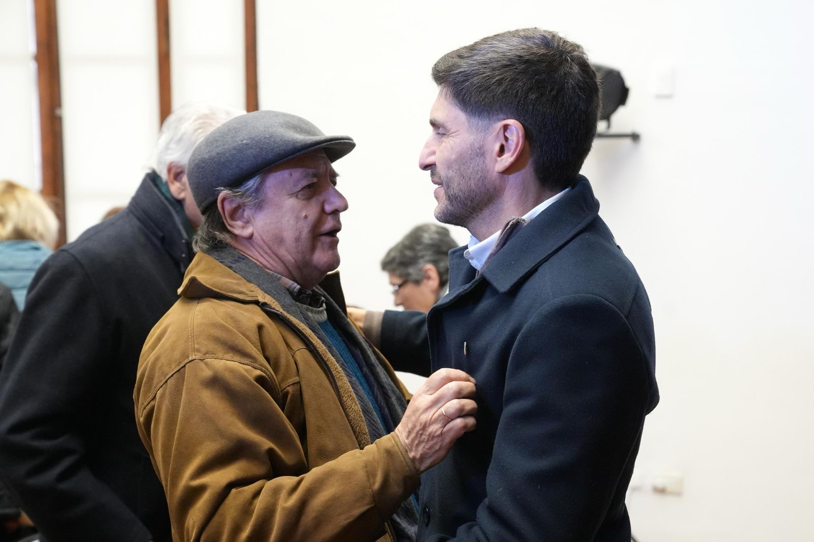 Pullaro saluda a un adulto mayor en el acto del Mes del Buen Trato a las personas mayores