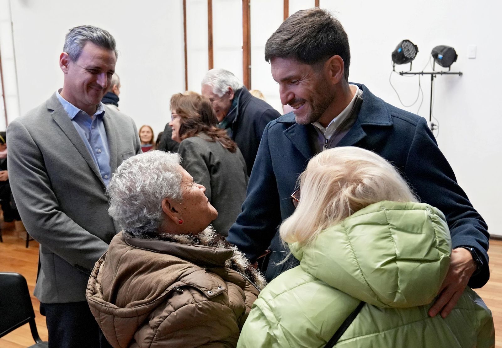 El gobernador Maximiliano Pullaro saluda a personas mayores durante el acto por el buen trato en Rosario