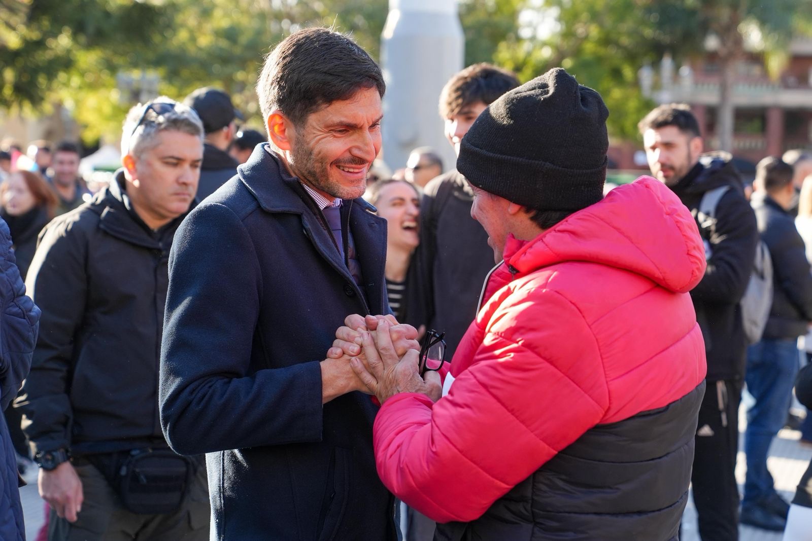 Pullaro saluda a una vecina durante la fiesta popular por el Día del Brigadier en la Plaza 25 de Mayo