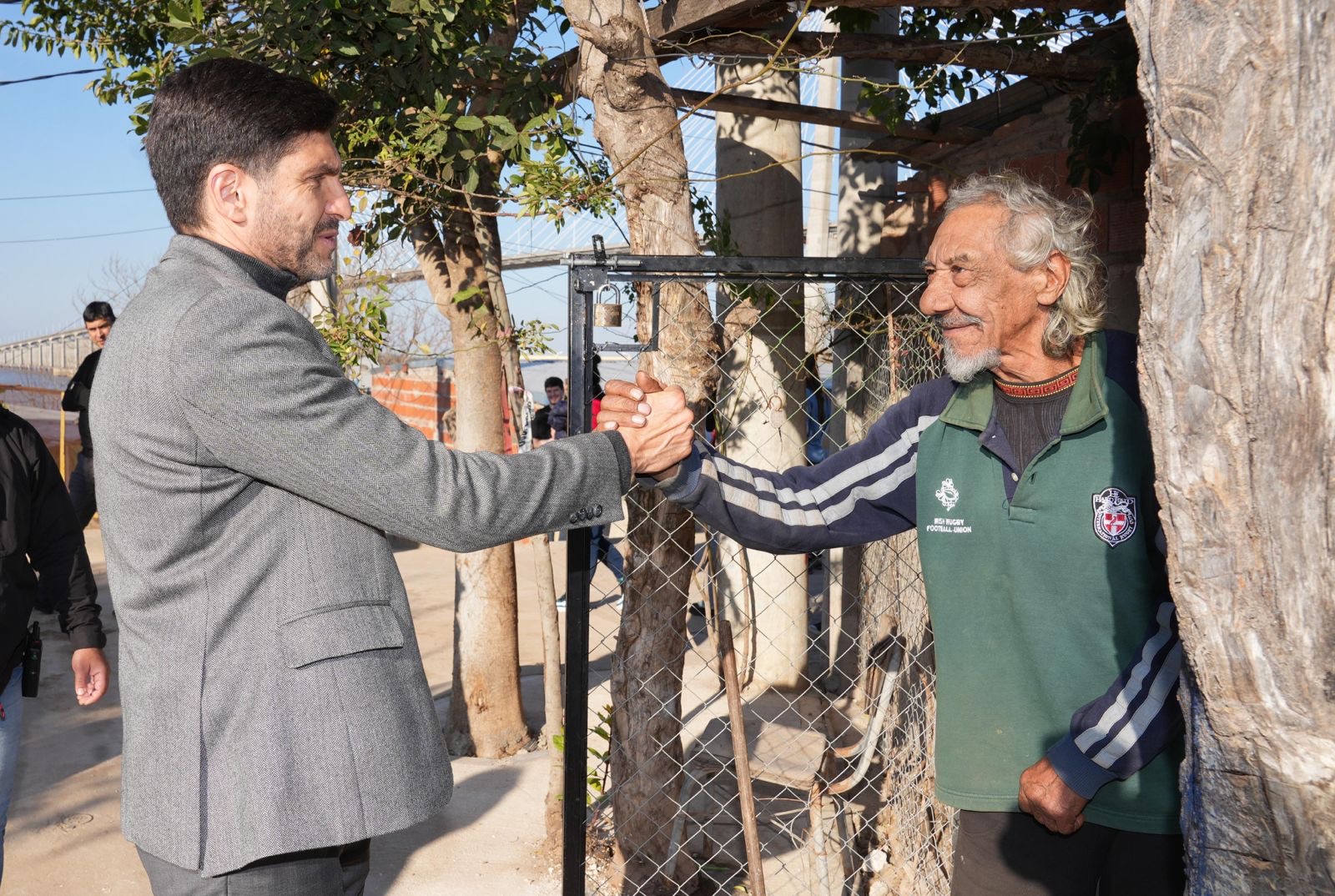 El gobernador Pullaro saluda a un vecino durante la recorrida por Remanso Valerio