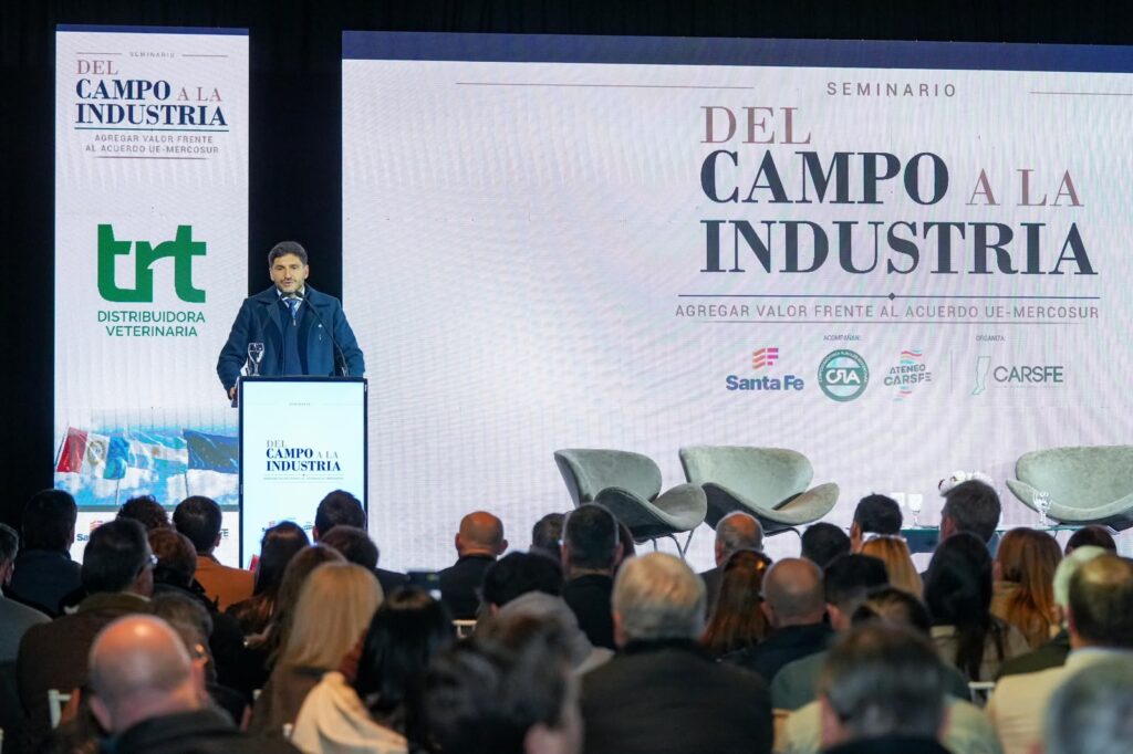 Pullaro en el seminario Del campo a la industria de Carsfe en el Puerto de Santa Fe