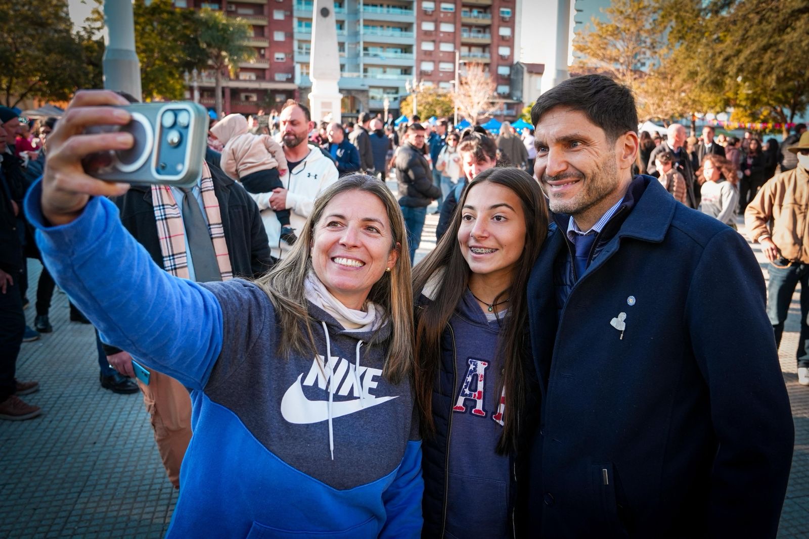 Pullaro se toma una selfie con vecinas en la Plaza 25 de Mayo durante los festejos por el Día del Brigadier