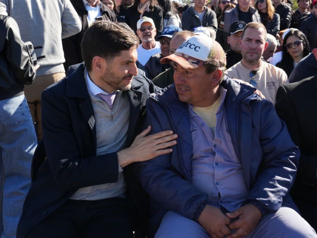 Pullaro saluda a un vecino durante la inauguración del puente sobre el arroyo El Pindó