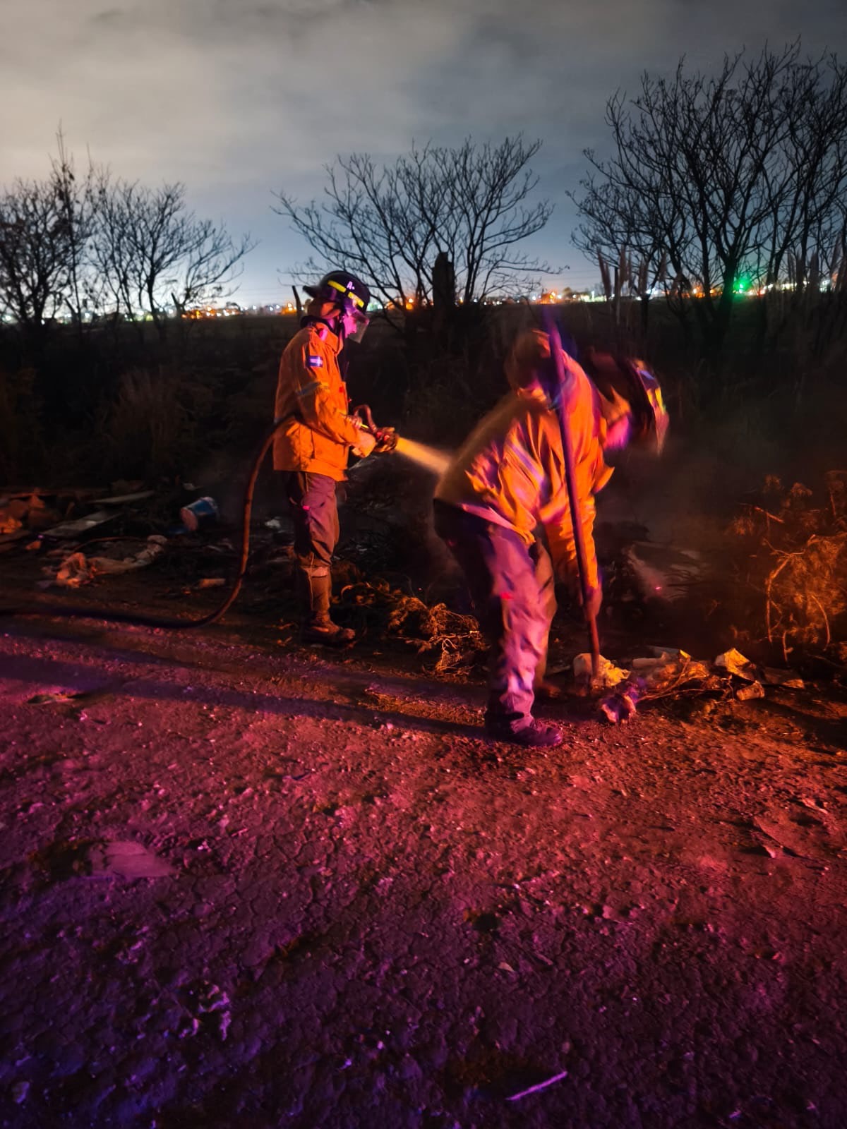 Quema de basura Ruta 34S Bomberos Funes extinguen restos verdes