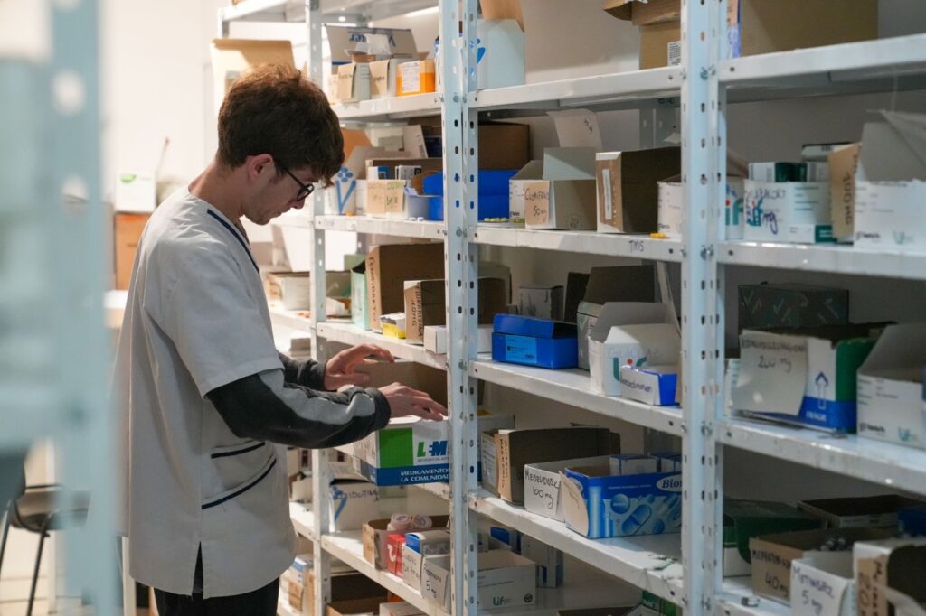 Receta electrónica en Santa Fe: personal de salud prepara medicamentos en la farmacia de un efector público