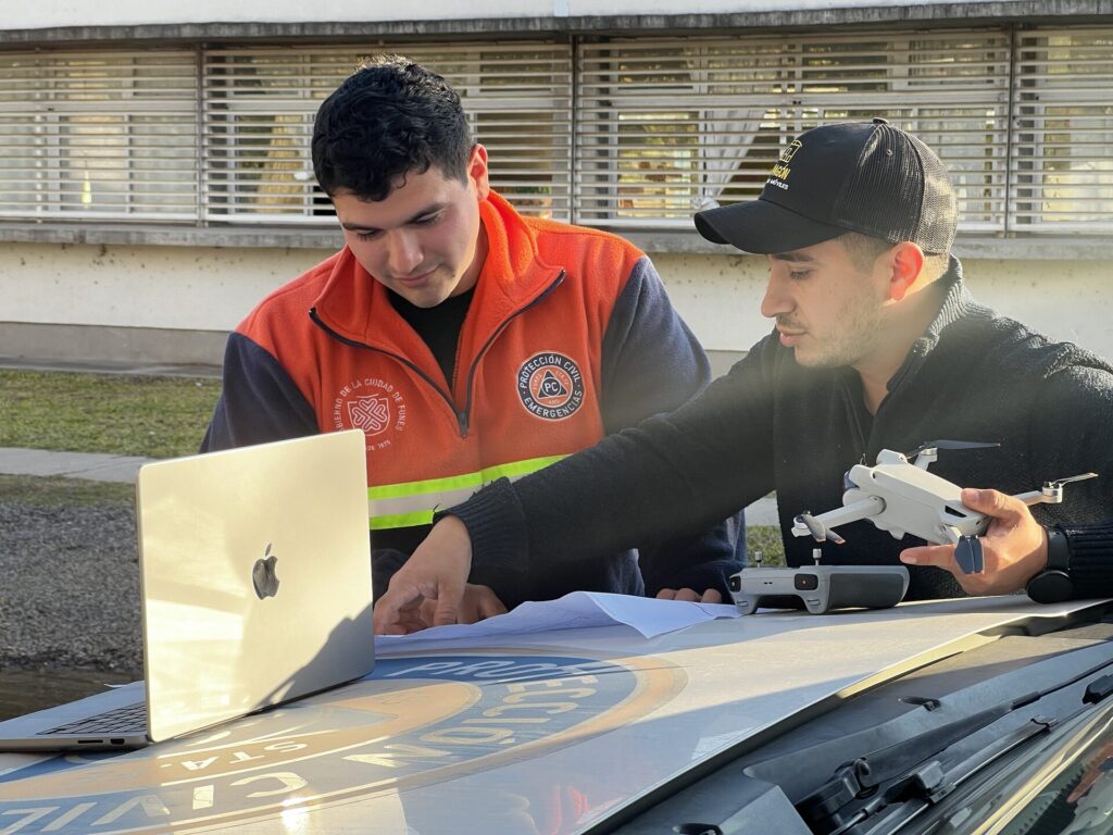 Equipo municipal y Protección Civil en el relevamiento de canales en Funes con drone