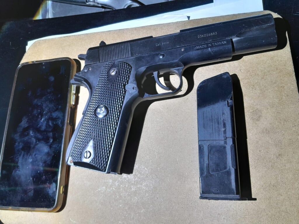Réplica de arma tipo pistola calibre 6mm secuestrada en Funes