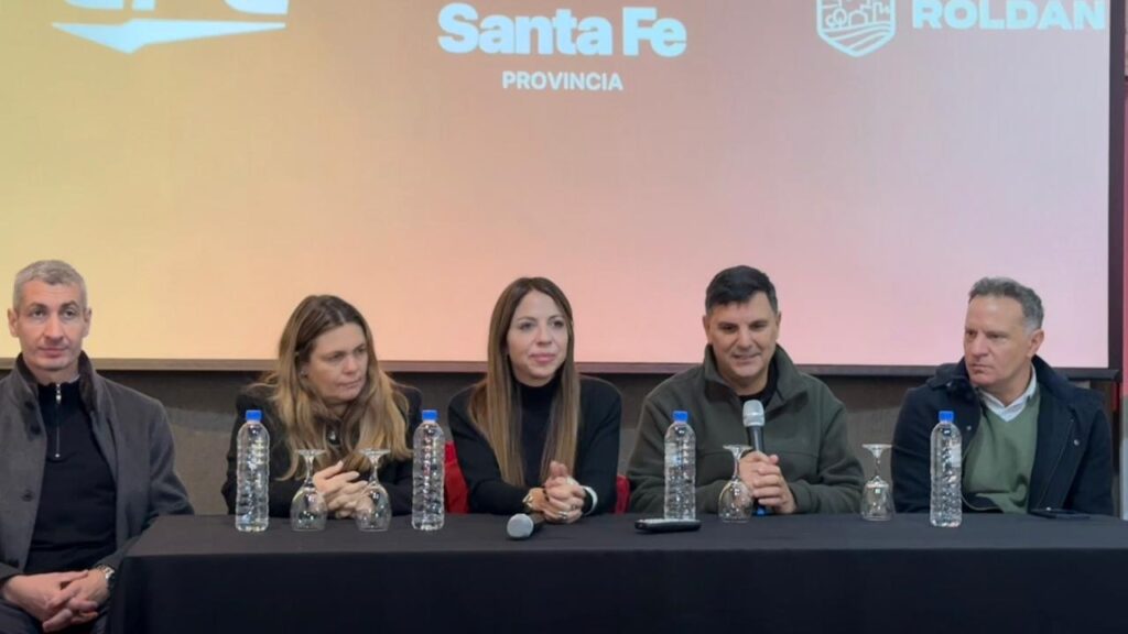 Autoridades en la apertura de ofertas para la red eléctrica de Roldán