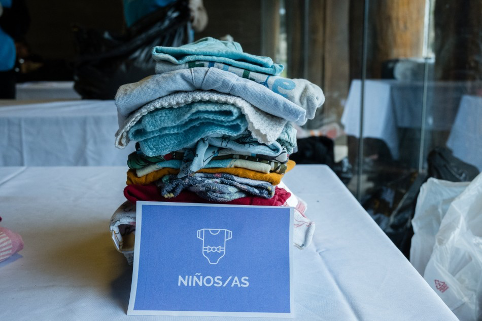 Pila de ropa de niños y niñas recolectada en la donación de ropa en Rosario