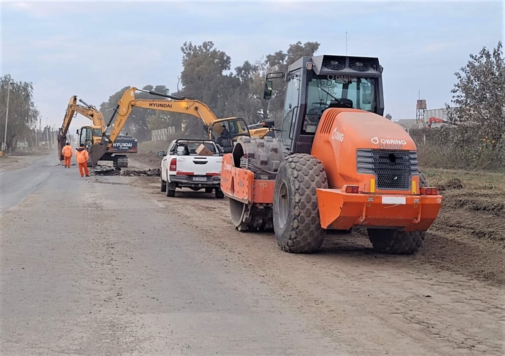 Maquinaria vial trabaja en la repavimentación de la Ruta Nacional 11 en Puerto General San Martín
