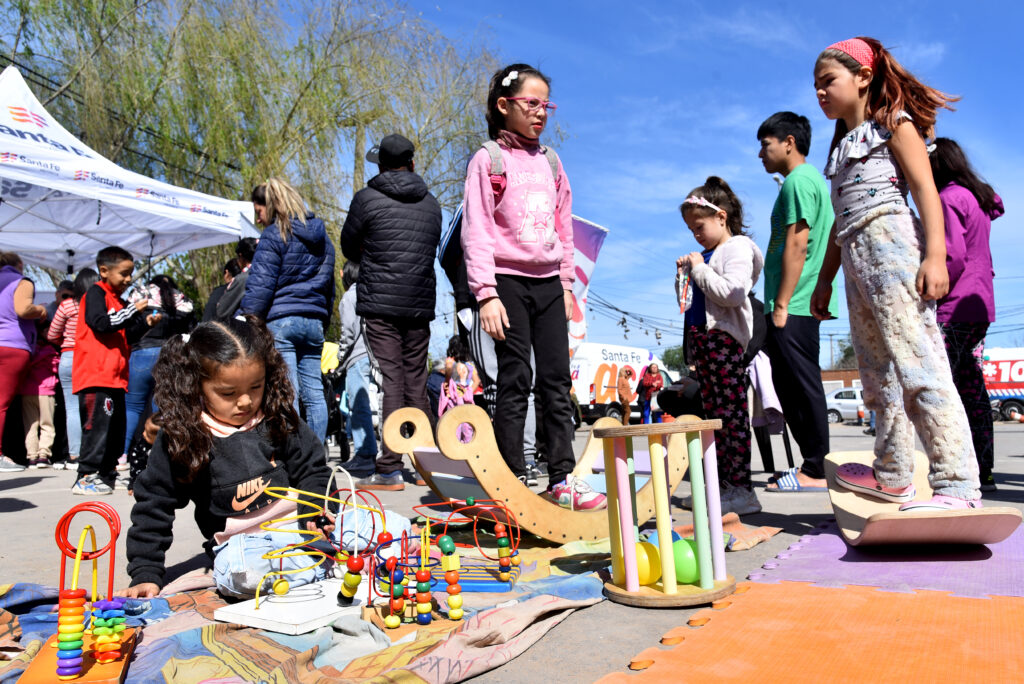 Juegos comunitarios en una jornada Santa Fe acá