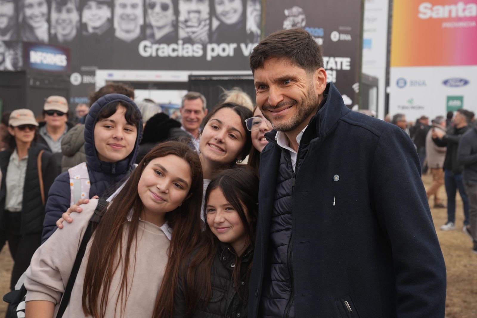 Pullaro con estudiantes en el predio de Armstrong