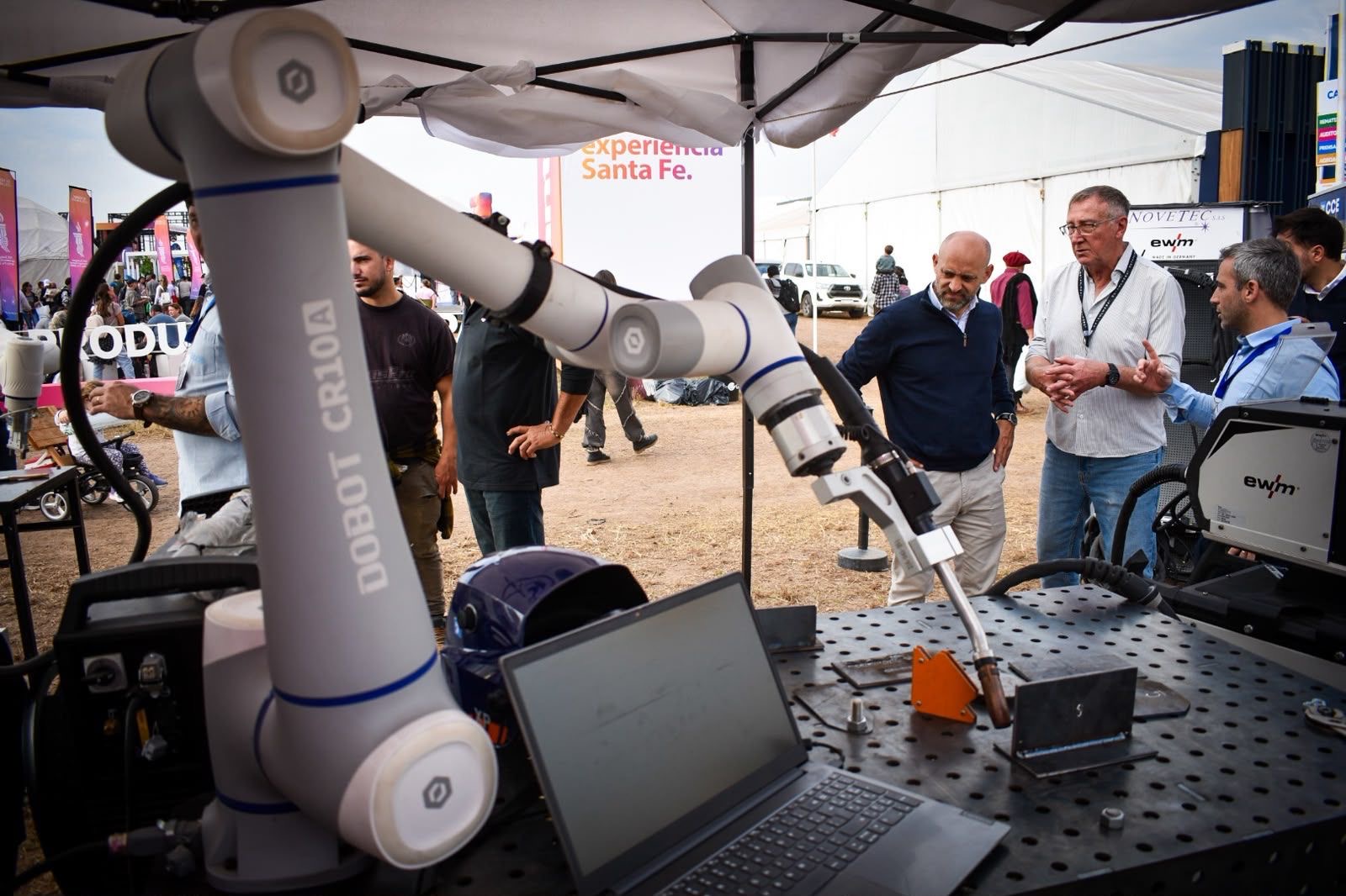 Robot industrial DOBOT CR10A funcionando durante la muestra