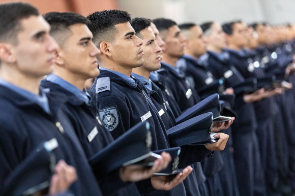 Cadetes de la Policía de Santa Fe en formación durante un acto del ISEP