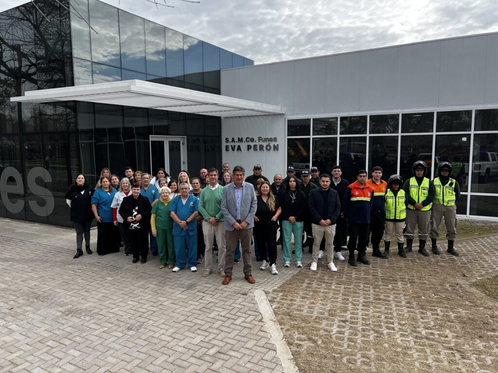 Hospital Regional de Funes: Roly Santacroce junto a personal sanitario en el SAMCo Eva Perón