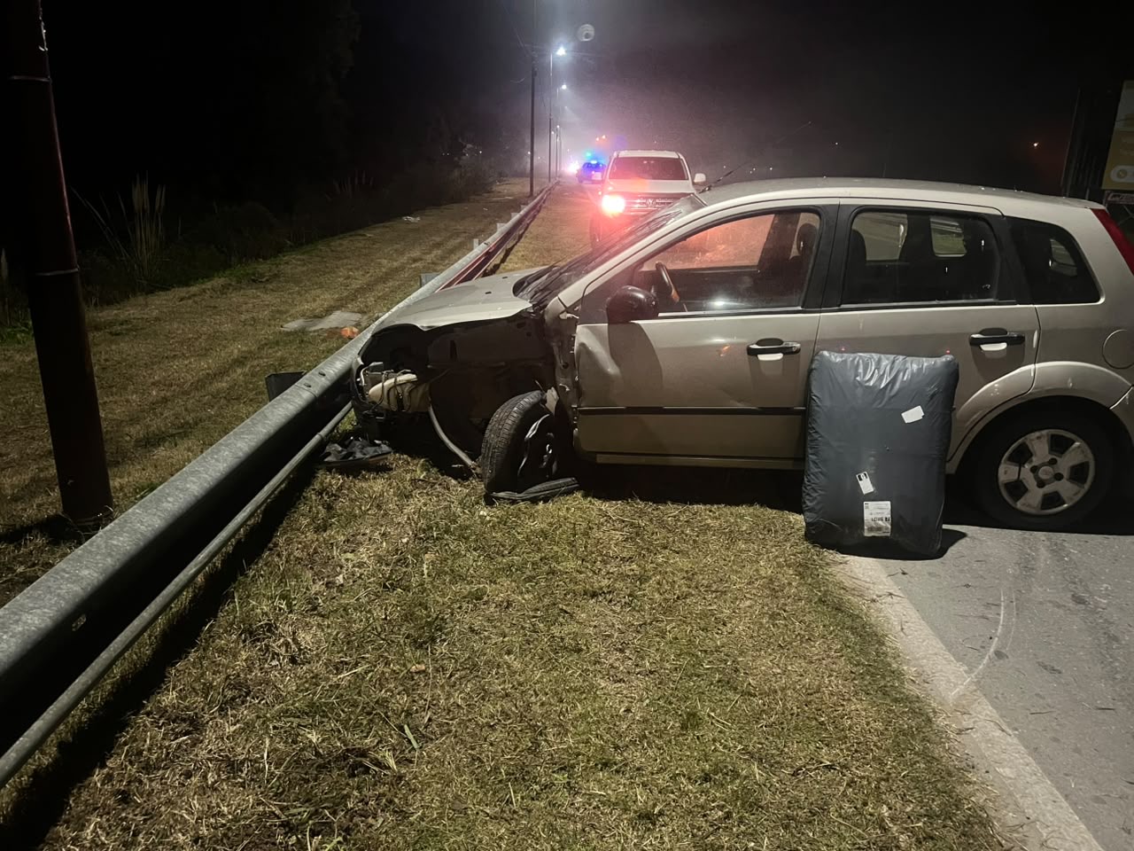 Ford Fiesta dañado tras el siniestro vial en Funes, en Arturo Illia y Cañada de Gómez