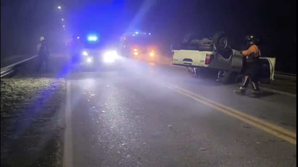 Siniestro vial en Cañada de Gómez: camioneta Toyota Hilux volcada