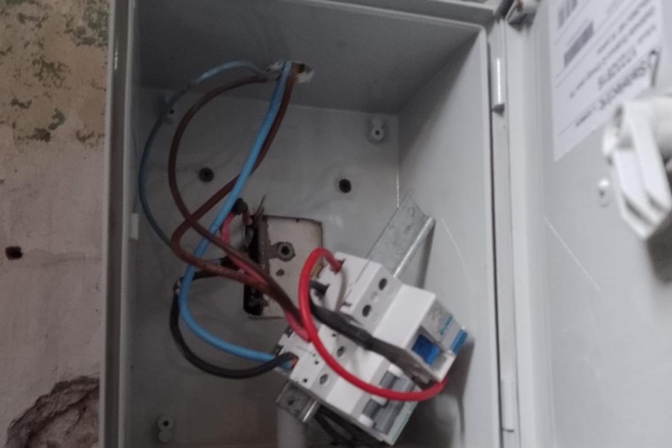 Tablero eléctrico irregular hallado durante una clausura en Rosario
