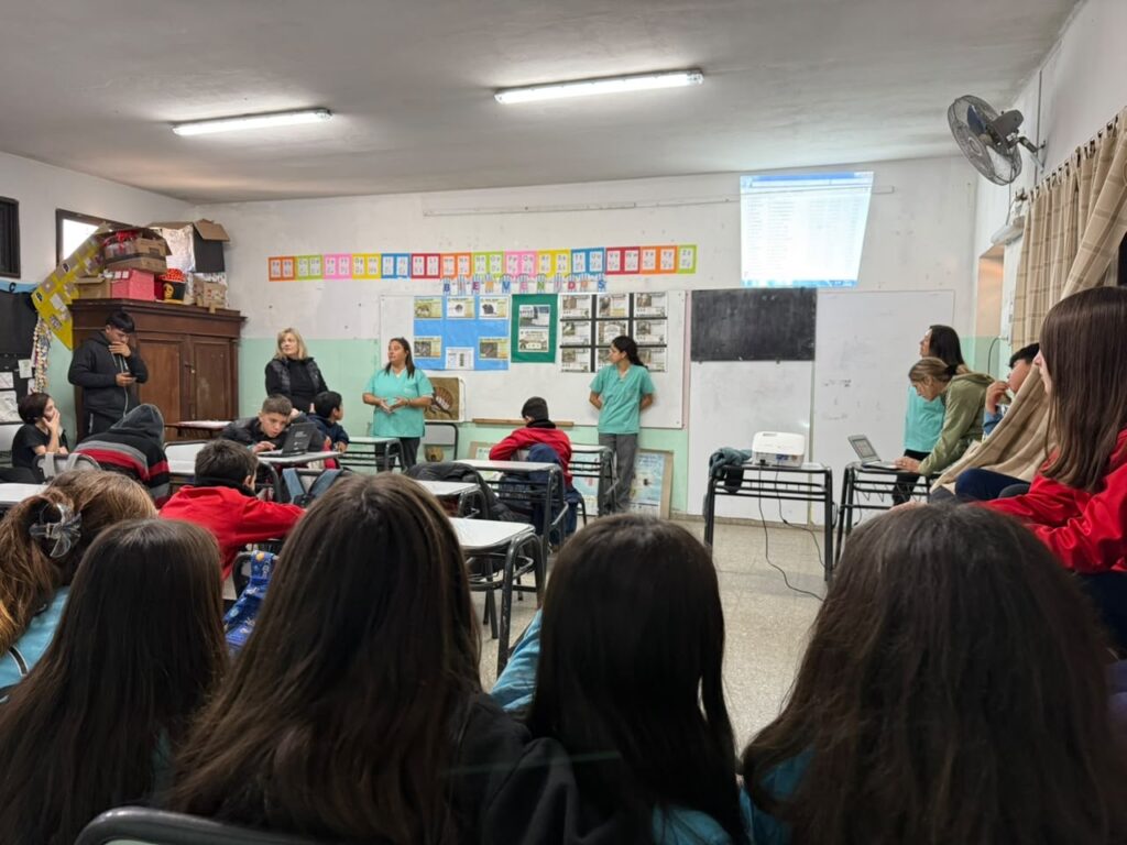 Charlas sobre tenencia responsable en Roldán en un aula de sexto grado