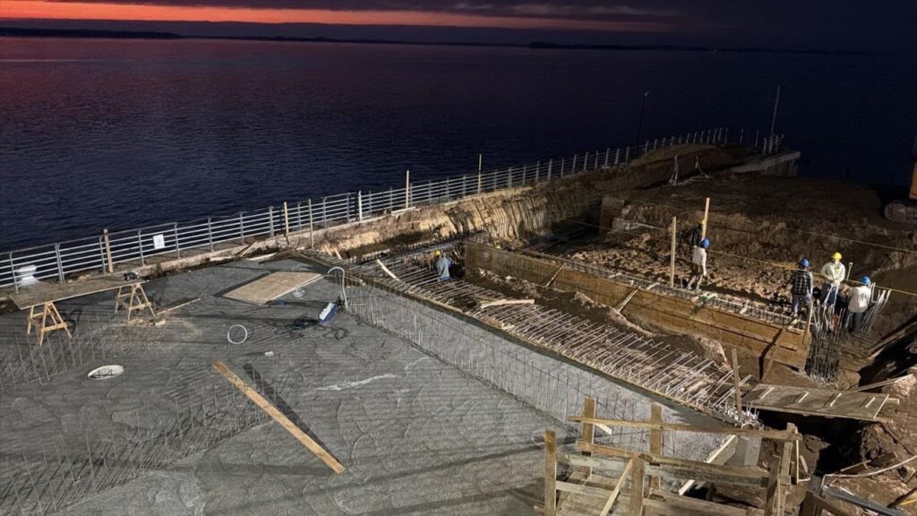 Obra del muelle de la Terminal Fluvial de Rosario al atardecer