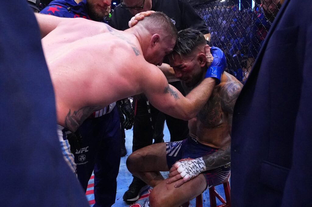 Topuria vs Gaethje: Ilia Topuria y Justin Gaethje se abrazan en el octágono tras la pelea en UFC Casa Blanca
