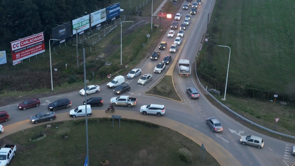 Tránsito sobre la avenida Galindo en Funes, corredor afectado por el nuevo polo comercial