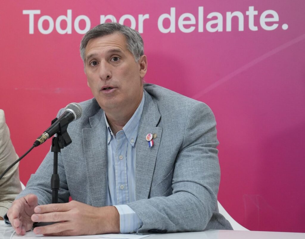 Pablo Olivares, ministro de Economía, en conferencia sobre la transparencia fiscal en Santa Fe