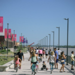 Turismo en Rosario: mayo cerró con un impacto económico superior a $29.000 millones Turismo Rosario mayo 2026: paseo costero del Paraná con visitantes y banderas del Ente Turístico